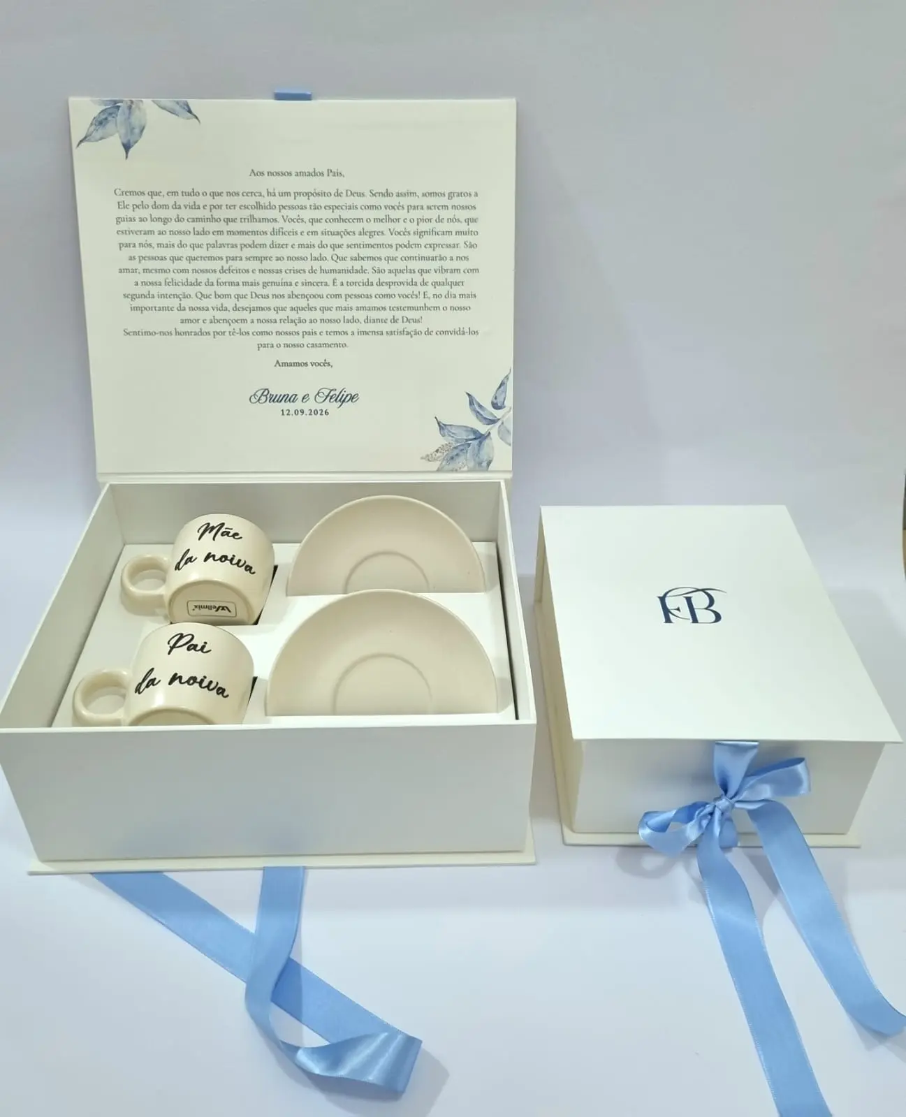 Caixa cartonada personalizada com xícaras para os pais dos noivos